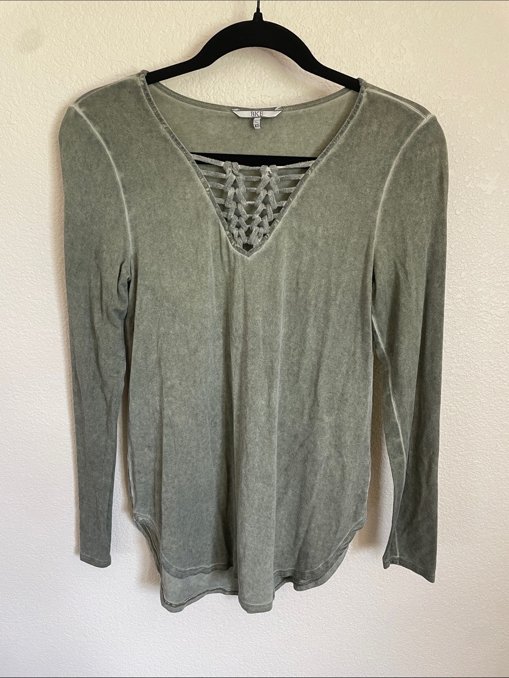 BKE Olive Washed Lattice V-Neck Long-Sleeve Top XS Western Buckle Grunge